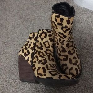 Very volatile leopard print bootie